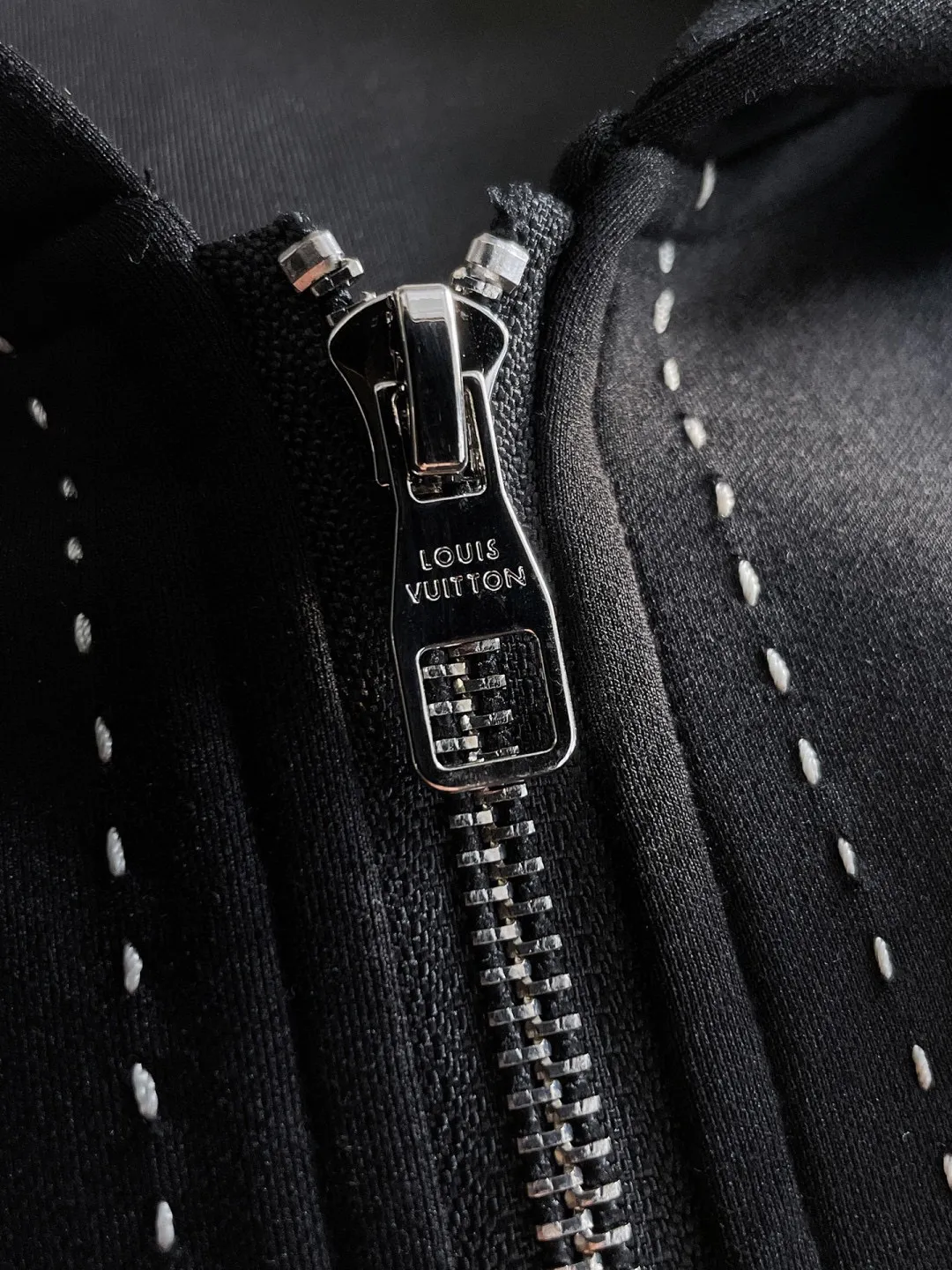 🅿️720 LV hot-selling suit is coming. Focus on the original version of the official website. 2025 new hot-selling cardigan suit. The original order is the best. 🇭🇰The meticulous work of top designers. It has a fitting and perfect upper body effect. All-natural high-quality Tencel Roman cotton 100%, close-fitting comfort, noble and elegant! Original hardware embodies elegance and nobility! Counter size: M-3XL (maximum wear up to 190 pounds)